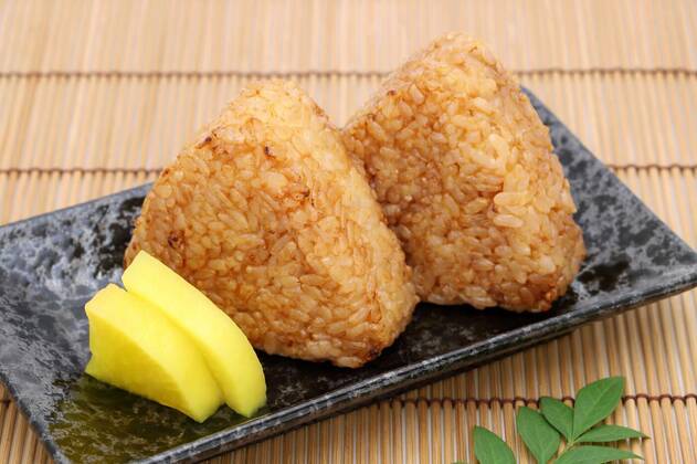  Yakionigiri, Japanese food, rice ball, rice triangle with soy sauce, 13.10.2020, Copyright: xakiyoko51x Panthermedia27017589