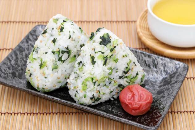  Onigiri, Japanese food, Japanese rice ball, rice triangle with nozawana shirasu, 13.10.2020, Copyright: xakiyoko51x Panthermedia27017599