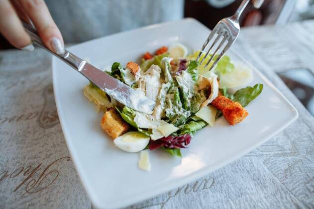  Caesar salad on table in restaurant model released, Symbolfoto, 13.10.2020, Copyright: xazovtcev161x Panthermedia27132359