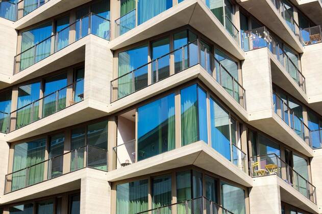 IMAGO Creative: Architektur in Berlin  Detail of a modern apartment building with floor-to-ceiling windows seen in Berlin, Germany, 13.10.2020, Copyright: xelxeneizex Panthermedia27240189