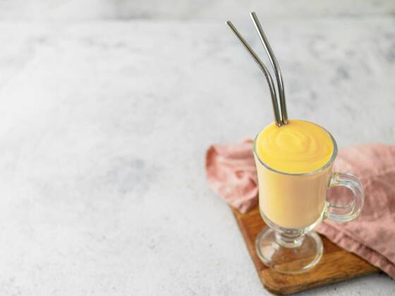  Yellow milkshake with metal straws, sopy space, 13.10.2020, Copyright: xFascinadorax Panthermedia27241736