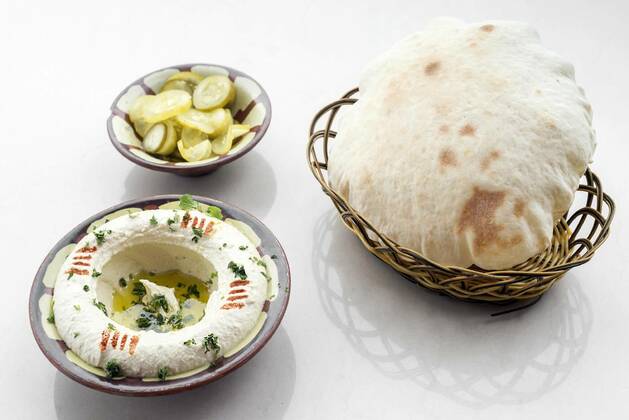 IMAGO Creative, Food, Hummus bowl of fresh organic hummus lebanese food on white table, 13.10.2020, Copyright: xjackmalipanx Panthermedia27374066