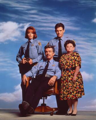 PICKET FENCES, clockwise from left: Lauren Holly, Costas Mandylor, Zelda Rubinstein, Tom Skerritt, 1992-96. ? 20th Century Fox Film Courtesy: Everett Collection Ref:T4DPIFE FE002 PUBLICATIONXNOTxINxCANxCHNxFRAxITAxJPNxNORxPOLxRUSxESPxUKxUSA Copyright: xx T4DPIFE FE002