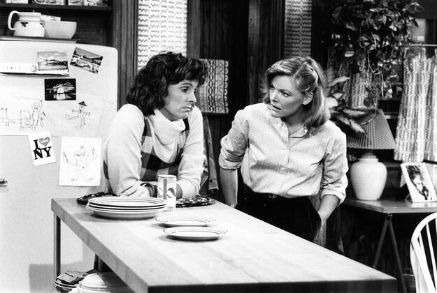 KATE & ALLIE, from left: Susan Saint James, Jane Curtin, 1984-1989. ? CBS Courtesy Everett Collection Ref:TBDKAAN CB020 PUBLICATIONXNOTxINxCANxCHNxFRAxITAxJPNxNORxPOLxRUSxESPxUKxUSA Copyright: xx TBDKAAN CB020