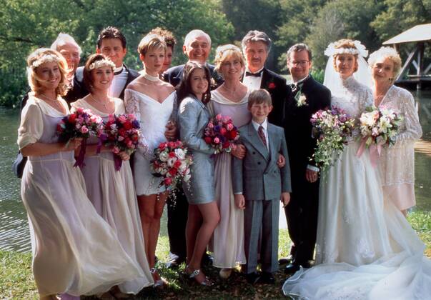 PICKET FENCES, from left: Lisa Chess, Ray Walston, Marlee Matlin, Costas Mandylor, Lauren Holly, Holly Marie Combs, Fyvush Finkel, Kathy Baker, Adam Wylie, Tom Skerritt, Kelly Connell, Sheila McCarthy, Erica Yohn, 1992-96. ? 20th Century Fox Film Courtesy: Everett Collection Ref:TSDPIFE FE048 PUBLICATIONXNOTxINxCANxCHNxFRAxITAxJPNxNORxPOLxRUSxESPxUKxUSA Copyright: xx TSDPIFE FE048