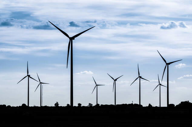 IMAGO Creative: 2022 Aussichten Backlit view of a group of mills for electric power generation Copyright: xx 7304884