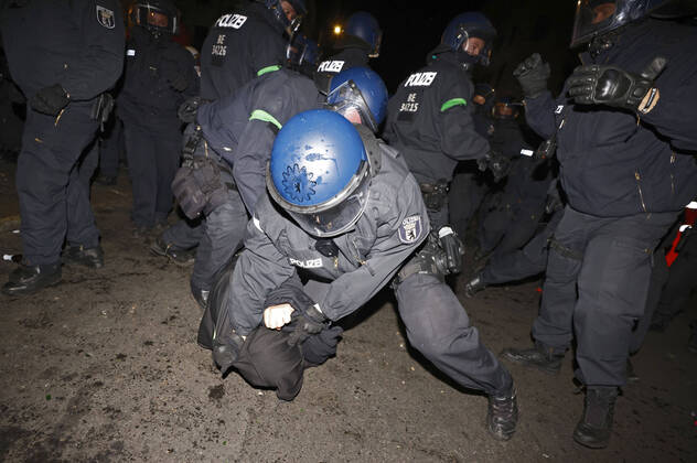 During a demonstration against the eviction of the left-wing autonomous construction trailer camp Köpi in Berlin Kreuzberg, riots broke out Police officers were pelted with bottles, stones and fireworks Unknown persons smashed windows of several cars in Reichenbergerstraße, rammed traffic signs into parked Foto:xJ.xMWx xFuturexImage