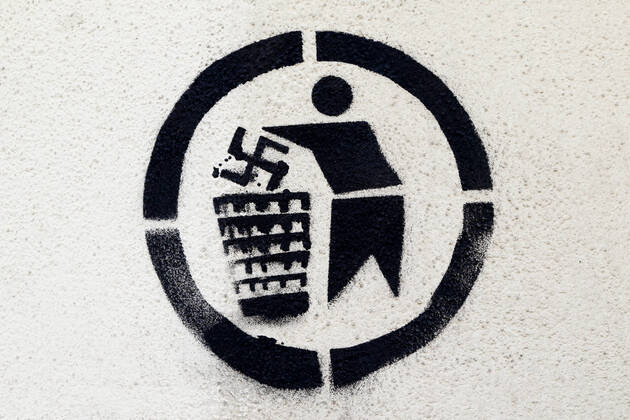 Swastika in the garbage can Stop right-wing radicalism Nazis stop neo-Nazis stop against right-wing Never again fascism Nazis no thank you Stand up against right Erlangen, Germany, DEU, GER, 09 09 2021 Committed people want to make a political statement with their wall message