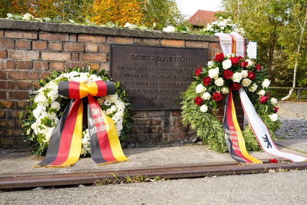 18 10 2021,Berlin, Germany,GER,Gleis 17 Bahnhof Berlin Grunewald Eighty years ago, on 18 October 1941, the deportations of Jewish citizens began in Berlin. A mourning wreath by the Federal President and the Mayor of Berlin
