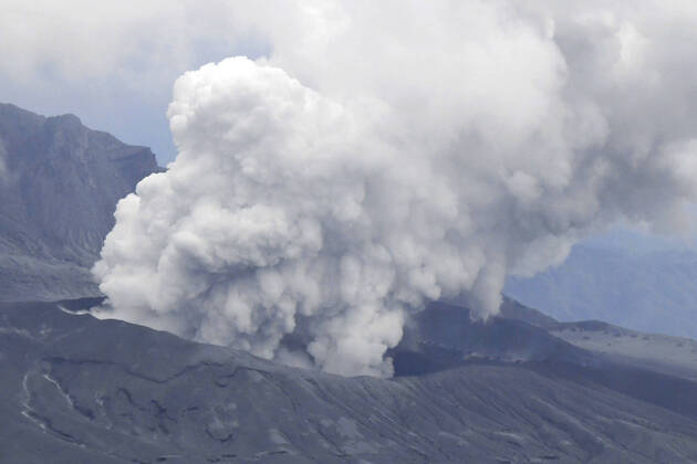Bilder des Jahres 2021, News 10 Oktober News Themen der Woche KW42 News Bilder des Tages Mt. Aso eruption in southwestern Japan Photo taken from a Kyodo News helicopter shows volcanic fumes billowing from Mt. Aso as it erupts explosively in Kumamoto Prefecture, southwestern Japan, on Oct. 20, 2021.  A14AA0000912780P
