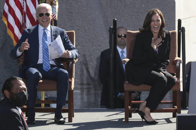 Bilder des Jahres 2021, News 10 Oktober News Themen der Woche KW42 News Bilder des Tages President Joe Biden and Vice President Kamala Harris reacts during a light moment at a ceremony marking the 10th Anniversary of the dedication of the Martin Luther King, Jr. Memorial near the Tidal Basin on the National Mall on Thursday, October 21, 2021 in Washington, DC.  WASP20211021110 OliverxContreras