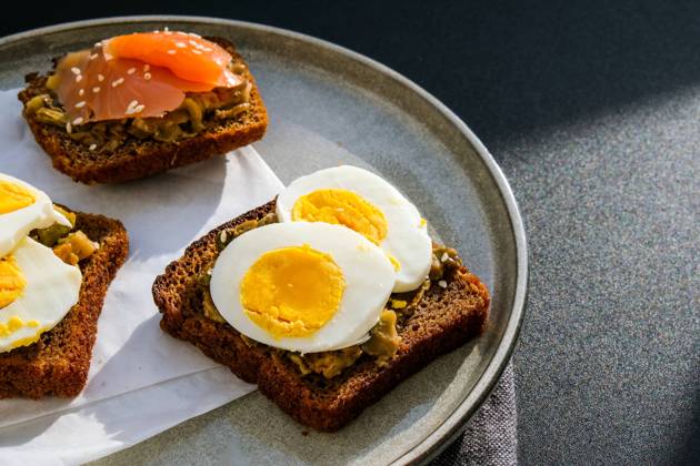 Toasted breads with boiled eggs, avocado and salmon. Guacamole sandwiches. Healthy breakfast. Sesame seeds. Vegetarian healthy eating. Toasted breads with boiled eggs, avocado and salmon. Guacamole sandwiches. Healthy breakfast. Sesame seeds. Vegetarian healthy eating. Diet. Snack Selective focus, close up Copyright: xx 38529680
