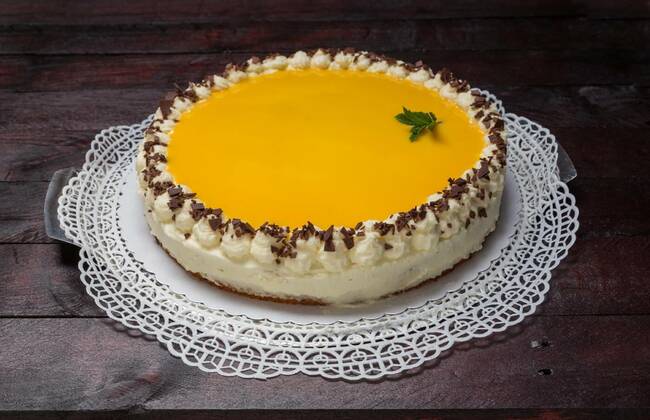  Eggnog cake on mahogany wooden background, 14.10.2020, Copyright: x8vfanPx Panthermedia27987908