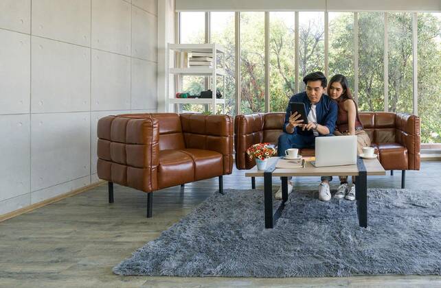  Young lovers spend time together on holidays in the living room. model released, Symbolfotoproperty released, , 14.10.2020, Copyright: xchadchaix Panthermedia28379982