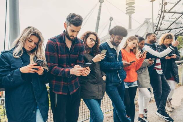 IMAGO Creative: Gesellschaft, Integration Group of young people staring on their phones model released, Symbolfoto, 14.10.2020, Copyright: xKzenonx Panthermedia28490982