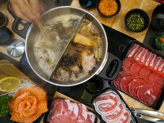  Shabu-Shabu a Japanese hotpot dish of thinly sliced meat and vegetables boiled in water, 14.10.2020, Copyright: xchadchaix Panthermedia28526902