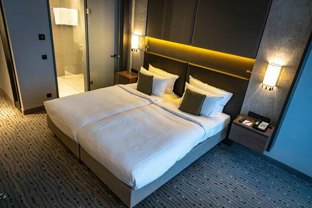 DEU, Germany, Berlin, 24 10 2021 Steigenberger Hotel Am Kanzleramt, hotel room Deutsche Hospitality, formerly Steigenberger Hotel Group, owned by Huazhu Group bed, hotel bed, double bed