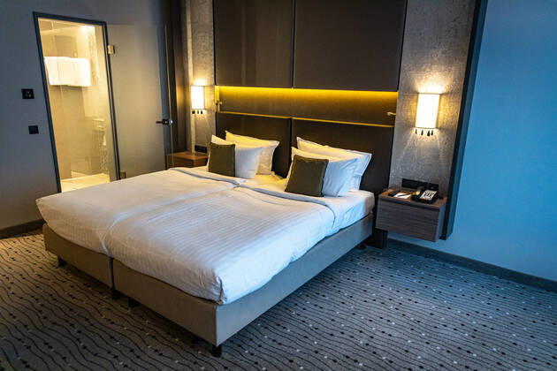 DEU, Germany, Berlin, 24 10 2021 Steigenberger Hotel Am Kanzleramt, hotel room Deutsche Hospitality, formerly Steigenberger Hotel Group, owned by Huazhu Group bed, hotel bed, double bed