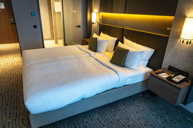 DEU, Germany, Berlin, 24 10 2021 Steigenberger Hotel Am Kanzleramt, hotel room Deutsche Hospitality, formerly Steigenberger Hotel Group, owned by Huazhu Group bed, hotel bed, double bed