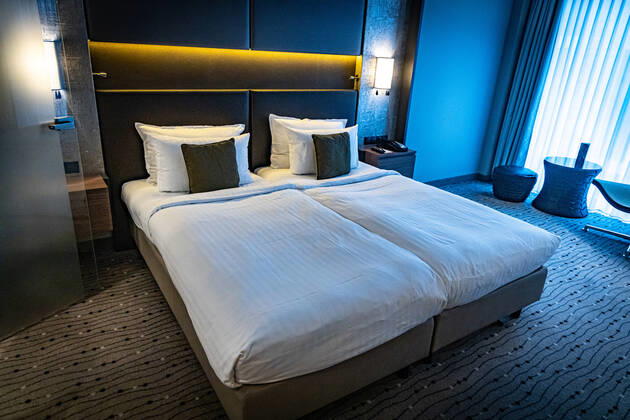 DEU, Germany, Berlin, 24 10 2021 Steigenberger Hotel Am Kanzleramt, hotel room Deutsche Hospitality, formerly Steigenberger Hotel Group, owned by Huazhu Group bed, hotel bed, double bed