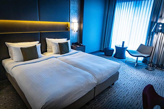 DEU, Germany, Berlin, 24 10 2021 Steigenberger Hotel Am Kanzleramt, hotel room Deutsche Hospitality, formerly Steigenberger Hotel Group, owned by Huazhu Group bed, hotel bed, double bed