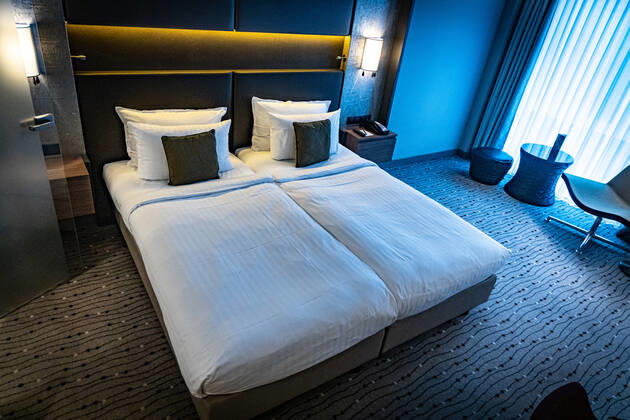 DEU, Germany, Berlin, 24 10 2021 Steigenberger Hotel Am Kanzleramt, hotel room Deutsche Hospitality, formerly Steigenberger Hotel Group, owned by Huazhu Group bed, hotel bed, double bed