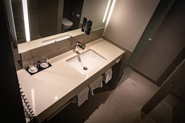 DEU, Germany, Berlin, 24 10 2021 Steigenberger Hotel Am Kanzleramt, hotel rooms Deutsche Hospitality, formerly Steigenberger Hotel Group, owned by Huazhu Group Bathrooms