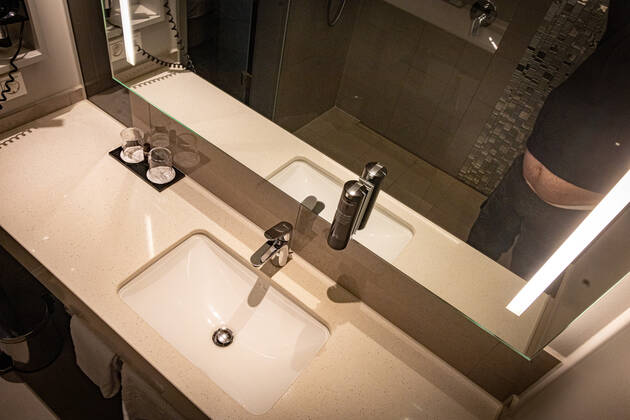 DEU, Germany, Berlin, 24 10 2021 Steigenberger Hotel Am Kanzleramt, hotel rooms Deutsche Hospitality, formerly Steigenberger Hotel Group, owned by Huazhu Group Bathrooms