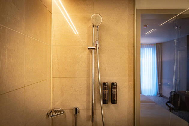 DEU, Germany, Berlin, 24 10 2021 Steigenberger Hotel Am Kanzleramt, hotel rooms Deutsche Hospitality, formerly Steigenberger Hotel Group, owned by Huazhu Group bathrooms, shower