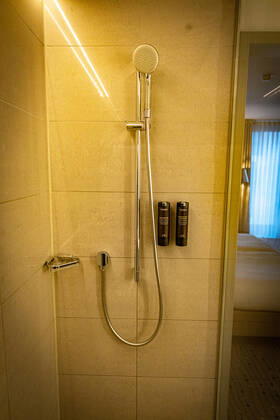 DEU, Germany, Berlin, 24 10 2021 Steigenberger Hotel Am Kanzleramt, hotel rooms Deutsche Hospitality, formerly Steigenberger Hotel Group, owned by Huazhu Group bathrooms, shower