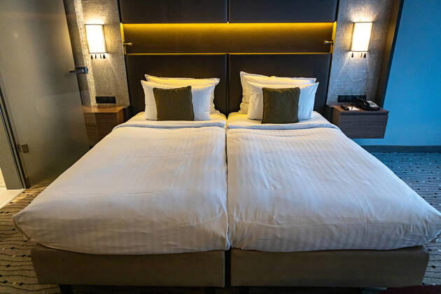 DEU, Germany, Berlin, 24 10 2021 Steigenberger Hotel Am Kanzleramt, hotel room Deutsche Hospitality, formerly Steigenberger Hotel Group, owned by Huazhu Group bed, hotel bed, double bed