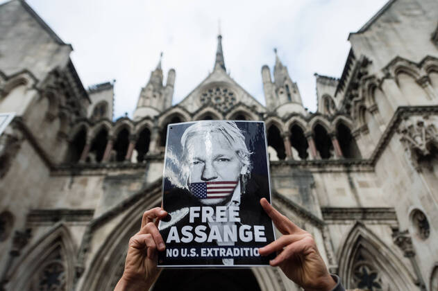 Bilder des Jahres 2021, News 10 Oktober News Themen der Woche KW43 News Bilder des Tages Julian Assange At The Royal Courts Of Justice Supporters of Wikileaks founder Julian Assange protest outside the Royal Courts of Justice, in London, Britain, 28 October 2021. The US government is appealing against a British judge s decision to block the extradition of WikiLeaks founder Julian Assange to face trial for publishing military secrets. Assange, 50, was arrested in Britain in 2019 for jumping bail after spending seven years inside the Ecuadorian embassy to avoid extradition to Sweden where he faced allegations of sexual assault. These were later dropped. Despite his extradition being blocked, he has been denied bail pending the outcome of the US appeal, amid fears he would abscond. London United Kingdom  Copyright: xMaciekxMusialekx musialek-julianas211028_npi1h