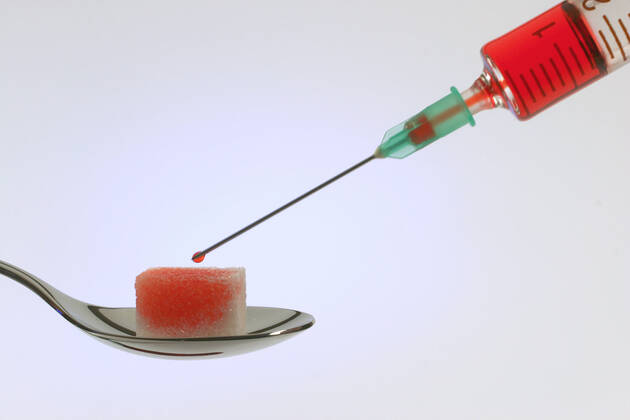 sugar cube with a syringe, dianetis, diabetic, insulin, blood, mcpbbo McPBBO