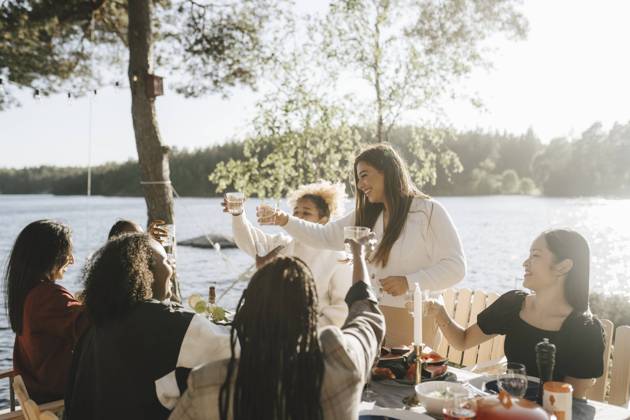 IMAGO Creative, Jahreszeit Sommer, Sommer in der Stadt IMAGO Creative: Landleben - Alfresco, Draußen Cheerful multiracial female friends doing celebratory toast on sunny day Sweden, Gothenburg, model released, property released Copyright: xMaskotx , MA89819