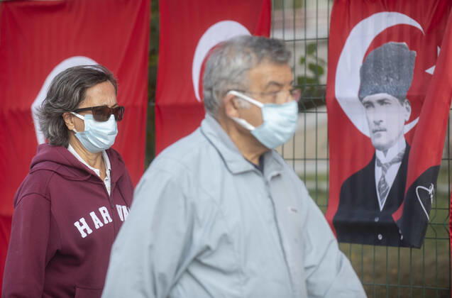 People wearing face masks walk on a street, in front of Tukey s flag on Oct. 29, 2021. Turkey confirmed 24,409 new COVID-19 cases, raising its tally of infections to 7,985,944, according to its health ministry. Some 209 persons died of Covid-9 today, increasing the death toll from the virus in Turkey to 70,207. ( Copyright: AbdurrahmanxAntakyalix-xDepoxPho 17308774