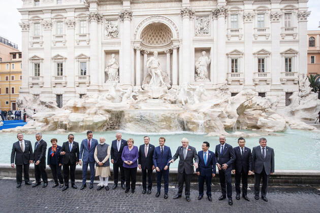 News Themen der Woche KW43 News Bilder des Tages October 31, 2021, ROME, Italia: (From 2nd - L) Singapore s Prime Minister Lee Hsien Loong, International Monetary Fund (FMI) Managing director Kristalina Georgieva, Director General World Health Organization (WHO) Tedros Adhanom Ghebreyesus, Spanish Prime Minister Pedro Sanchez, Indian Prime Minister Narendra Modi, Australian Prime Minister Scott Morrison, German Chancellor Angela Merkel, Italian Prime Minister Mario Draghi, French President Emmanuel Macron, British Prime Minister Boris Johnson, Director general Food and Agriculture Organization (FAO) Qu Dongyu, President of the European Council Charles Michel and Japanese Vice Foreign Minister, Takeo Mori, throw, as usual, coins into the Trevi Fountain all together on the occasione of the - ZUMAa110 20211031_zaf_a110_018 Copyright: xRobertoxMonaldo Pool Lapressex