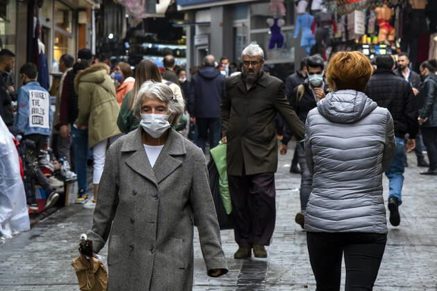 People wearing face masks walk on a street in Istanbul, Turkey, on November 1, 2021. Turkey confirmed 28,678 new COVID-19 cases, raising its tally of infections to 8,061,666 according to its health ministry. Some 217 persons died of Covid-9 today, increasing the death toll from the virus in Turkey to 70,828. ( Copyright: IhsanxSercanxOzkurnazlix-xDepoxP 17312293