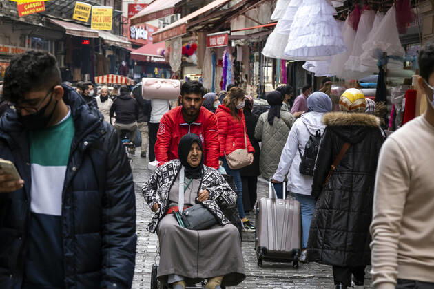 People wearing face masks walk on a street in Istanbul, Turkey, on November 1, 2021. Turkey confirmed 28,678 new COVID-19 cases, raising its tally of infections to 8,061,666 according to its health ministry. Some 217 persons died of Covid-9 today, increasing the death toll from the virus in Turkey to 70,828. ( Copyright: IhsanxSercanxOzkurnazlix-xDepoxP 17312295