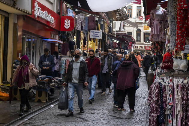 People wearing face masks walk on a street in Istanbul, Turkey, on November 1, 2021. Turkey confirmed 28,678 new COVID-19 cases, raising its tally of infections to 8,061,666 according to its health ministry. Some 217 persons died of Covid-9 today, increasing the death toll from the virus in Turkey to 70,828. ( Copyright: IhsanxSercanxOzkurnazlix-xDepoxP 17312296