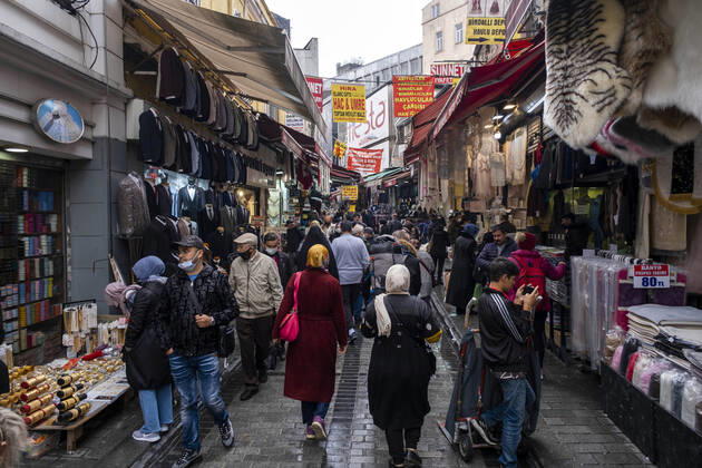 People wearing face masks walk on a street in Istanbul, Turkey, on November 1, 2021. Turkey confirmed 28,678 new COVID-19 cases, raising its tally of infections to 8,061,666 according to its health ministry. Some 217 persons died of Covid-9 today, increasing the death toll from the virus in Turkey to 70,828. ( Copyright: IhsanxSercanxOzkurnazlix-xDepoxP 17312297