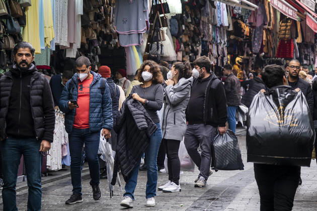People wearing face masks walk on a street in Istanbul, Turkey, on November 1, 2021. Turkey confirmed 28,678 new COVID-19 cases, raising its tally of infections to 8,061,666 according to its health ministry. Some 217 persons died of Covid-9 today, increasing the death toll from the virus in Turkey to 70,828. ( Copyright: IhsanxSercanxOzkurnazlix-xDepoxP 17312298