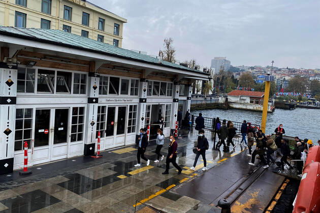 People wearing face masks walk on a street in Istanbul, Turkey, on November 1, 2021. Turkey confirmed 28,678 new COVID-19 cases, raising its tally of infections to 8,061,666 according to its health ministry. Some 217 persons died of Covid-9 today, increasing the death toll from the virus in Turkey to 70,828. (Safak Hacaloglu - Depo Photos) Copyright: SafakxHacaloglux-xDepoxPhotos 17312391