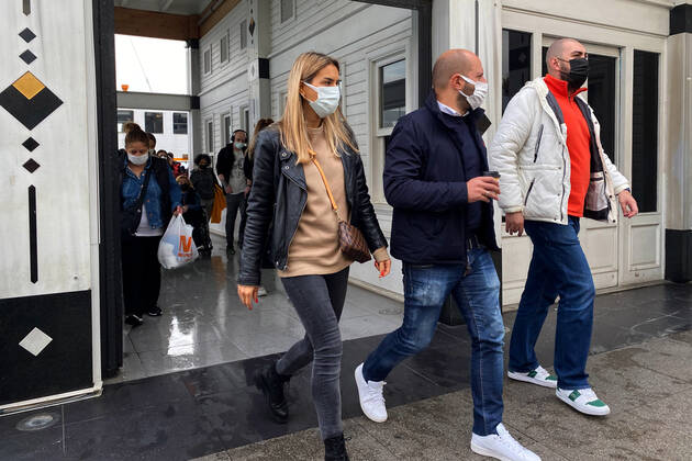 People wearing face masks walk on a street in Istanbul, Turkey, on November 1, 2021. Turkey confirmed 28,678 new COVID-19 cases, raising its tally of infections to 8,061,666 according to its health ministry. Some 217 persons died of Covid-9 today, increasing the death toll from the virus in Turkey to 70,828. (Safak Hacaloglu - Depo Photos) Copyright: SafakxHacaloglux-xDepoxPhotos 17312392
