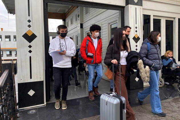 People wearing face masks walk on a street in Istanbul, Turkey, on November 1, 2021. Turkey confirmed 28,678 new COVID-19 cases, raising its tally of infections to 8,061,666 according to its health ministry. Some 217 persons died of Covid-9 today, increasing the death toll from the virus in Turkey to 70,828. (Safak Hacaloglu - Depo Photos) Copyright: SafakxHacaloglux-xDepoxPhotos 17312393