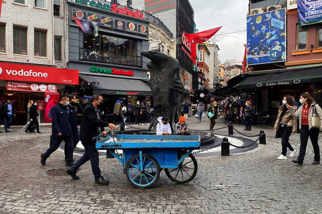 People wearing face masks walk on a street in Istanbul, Turkey, on November 1, 2021. Turkey confirmed 28,678 new COVID-19 cases, raising its tally of infections to 8,061,666 according to its health ministry. Some 217 persons died of Covid-9 today, increasing the death toll from the virus in Turkey to 70,828. (Safak Hacaloglu - Depo Photos) Copyright: SafakxHacaloglux-xDepoxPhotos 17312394