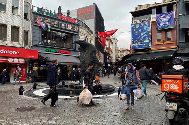 People wearing face masks walk on a street in Istanbul, Turkey, on November 1, 2021. Turkey confirmed 28,678 new COVID-19 cases, raising its tally of infections to 8,061,666 according to its health ministry. Some 217 persons died of Covid-9 today, increasing the death toll from the virus in Turkey to 70,828. (Safak Hacaloglu - Depo Photos) Copyright: SafakxHacaloglux-xDepoxPhotos 17312395