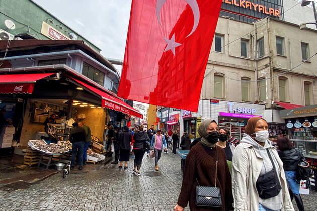 People wearing face masks walk on a street in Istanbul, Turkey, on November 1, 2021. Turkey confirmed 28,678 new COVID-19 cases, raising its tally of infections to 8,061,666 according to its health ministry. Some 217 persons died of Covid-9 today, increasing the death toll from the virus in Turkey to 70,828. (Safak Hacaloglu - Depo Photos) Copyright: SafakxHacaloglux-xDepoxPhotos 17312396