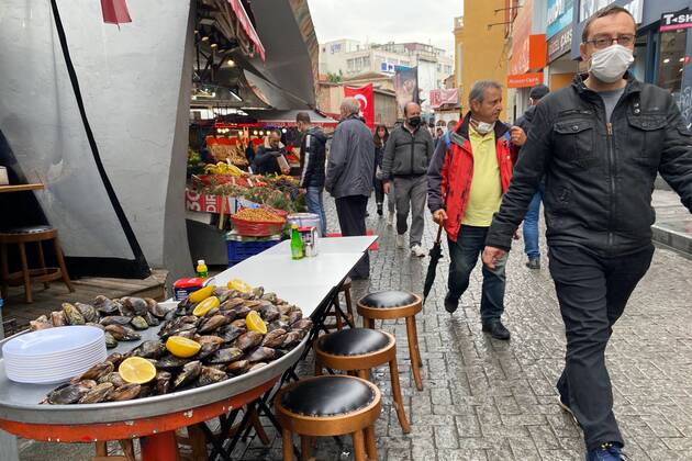 People wearing face masks walk on a street in Istanbul, Turkey, on November 1, 2021. Turkey confirmed 28,678 new COVID-19 cases, raising its tally of infections to 8,061,666 according to its health ministry. Some 217 persons died of Covid-9 today, increasing the death toll from the virus in Turkey to 70,828. (Safak Hacaloglu - Depo Photos) Copyright: SafakxHacaloglux-xDepoxPhotos 17312397