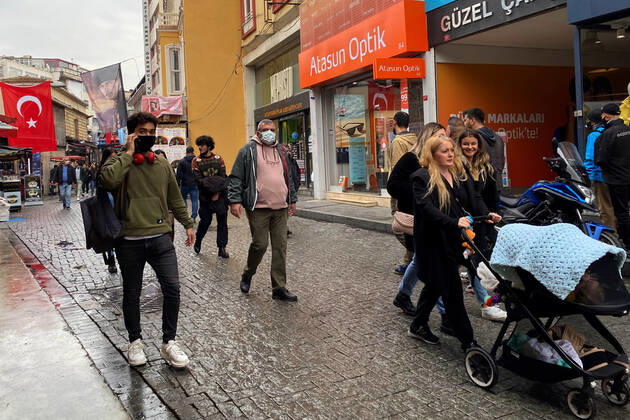 People wearing face masks walk on a street in Istanbul, Turkey, on November 1, 2021. Turkey confirmed 28,678 new COVID-19 cases, raising its tally of infections to 8,061,666 according to its health ministry. Some 217 persons died of Covid-9 today, increasing the death toll from the virus in Turkey to 70,828. (Safak Hacaloglu - Depo Photos) Copyright: SafakxHacaloglux-xDepoxPhotos 17312398
