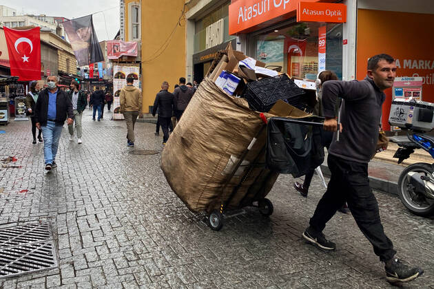 People wearing face masks walk on a street in Istanbul, Turkey, on November 1, 2021. Turkey confirmed 28,678 new COVID-19 cases, raising its tally of infections to 8,061,666 according to its health ministry. Some 217 persons died of Covid-9 today, increasing the death toll from the virus in Turkey to 70,828. (Safak Hacaloglu - Depo Photos) Copyright: SafakxHacaloglux-xDepoxPhotos 17312399